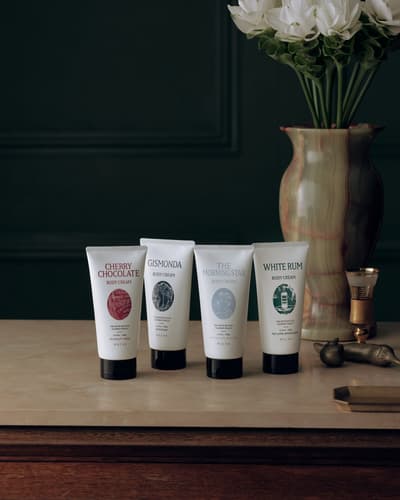 MUCHA lanza su crema corporal perfumada con retinol y derivados de vitamina C en cuatro aromas populares