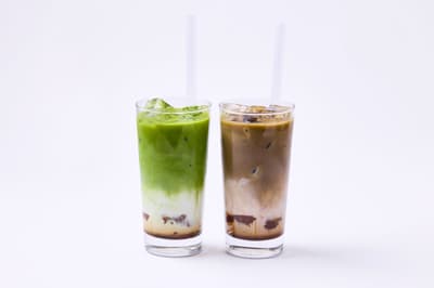 可以用吸管喝的蕨餅飲料登陸武藏小杉——抹茶牛奶與焙茶牛奶口味限定販售中