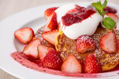 「薩拉貝絲Lumine新宿店」2026年2月推出期間限定「莓果草莓鬆餅」