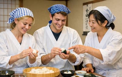 為國際遊客設計的飯糰製作體驗活動在東京百年曆史的古民家推出