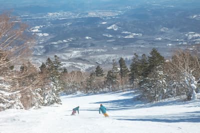滑雪季全面展開！宮城藏王水星溫泉度假酒店推出含鄰近滑雪場纜車券的全包式方案，盡享冬季東北之旅