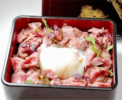 川越新名物「武州川越重」——精选稀有当地品牌和牛的绝品烤牛肉盖饭。与老字号糕点店合作的冰淇淋也备受欢迎