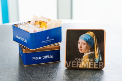 El Mauritshuis y Henri Charpentier se asocian por primera vez para una edición limitada de cajas de metal con motivo de la exposición "La joven de la perla"