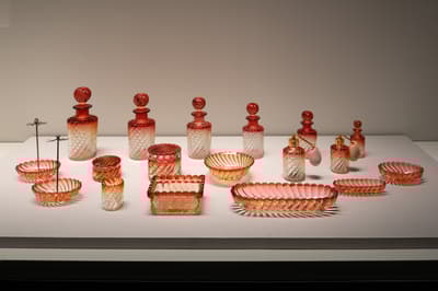 箱根宝丽美术馆呈现日常优雅——西洋近代化妆品套装展