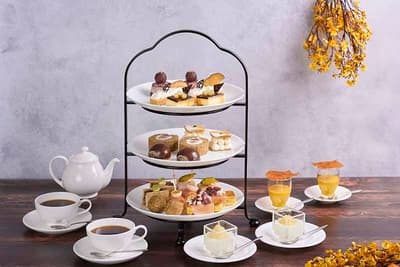 Hotel Kanazawa's Autumn Afternoon Tea "Konku" Features a Gorojima Kintoki Tart and Gold Leaf Kyoho Grape Mousse