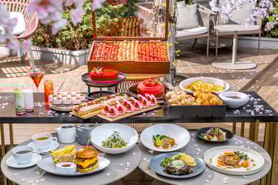 東京新宿金普頓酒店推出春季草莓甜點自助午餐，感受櫻花露台的氛圍