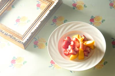 高野水果沙龍的花卉下午茶：草莓＆芒果與120分鐘水果吃到飽