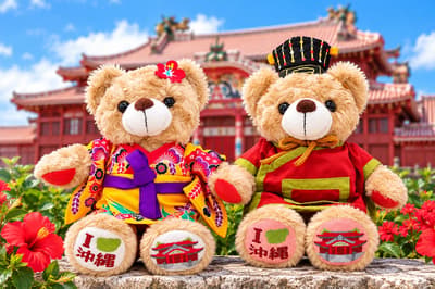 Dos peluches de los osos Gotouchi de Okinawa vestidos con el traje tradicional Ryuso