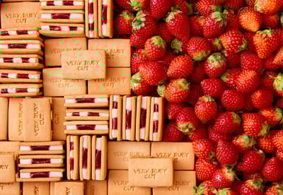 草莓甜点专门店 VERY RUBY CUT 首次登陆神户，带来草莓牛奶夹心饼干及多款春季限定新品