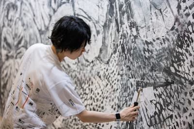 Contemporary Artist VIKI Brings Receipt Art Performance to Haneda Airport Terminal 2 Station