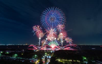 약 25,000명의 관람객이 함께한 '쇼난 미용 클리닉 presents SBI 마이 하나비 in 치바 이나게 해변공원(이나게 해변) feat. SKY ORCHESTRA' 현장 리포트