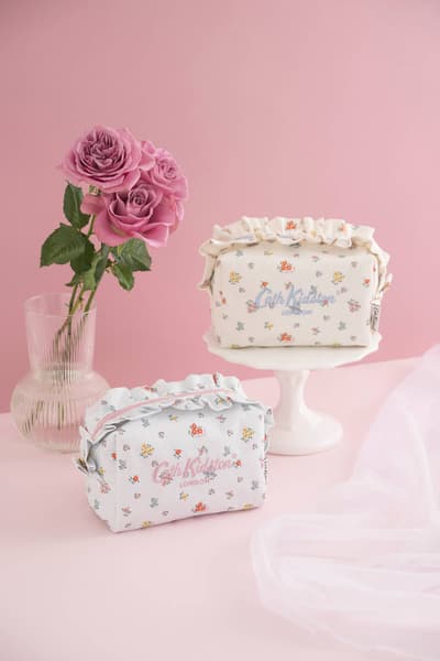 Cath Kidston 於 2 月 6 日推出鈕扣花卉棉質蕾絲＆荷葉邊系列
