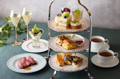 Yokohama Bay Sheraton Serves Shine Muscat Afternoon Tea at Its Top-Floor Sky Lounge