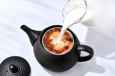 Teko Tokoname-yaki yang Dapat Menyeduh Café au Lait Langsung ke dalam Susu Tersedia untuk Pra-penjualan di Makuake
