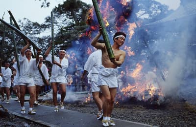 加贺温泉乡：菅生石部神社的拥有1300年历史的轰音神事（劈竹节）