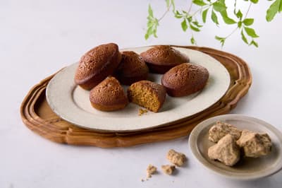Cheese Garden lanza el Financier de Kokuto de edición limitada de verano con azúcar moreno de Okinawa