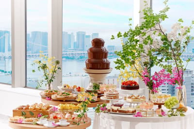 ANA Holiday Inn Tokyo Bay presenta el buffet de postres de verano "SWEETS IN THE SKY" en el piso 28 con vistas al cielo y al canal