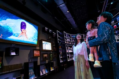 การแสดงทอล์กโชว์สดของ Ammon เริ่มต้นขึ้นแล้วที่ AQUARIUM×ART átoa ในโกเบ