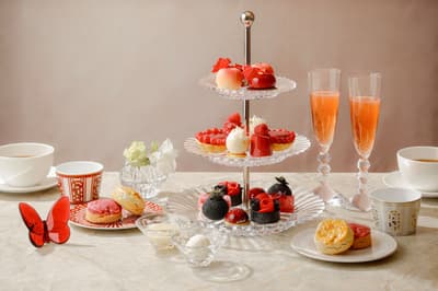 京都四季酒店携手 Baccarat 推出“夏日桃香水晶下午茶”，6 月 1 日正式开启