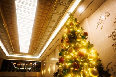 Hotel Metropolitan di Ikebukuro Menghiasi Lobinya dengan Pohon Natal Setinggi 5 Meter dan Mengadakan Konser Malam Opera Gratis