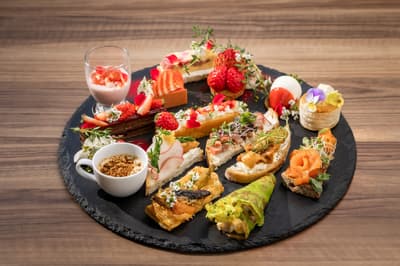 在名古屋Midland Square 41楼的GRADATIONS品尝8种奶酪和草莓，欣赏绝美景色