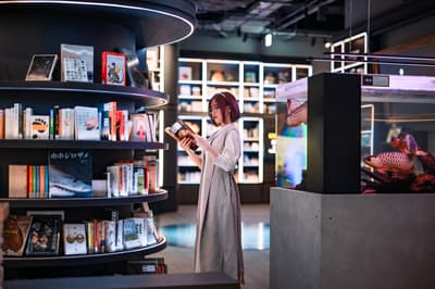 고베의 'AQUARIUM × ART átoa'가 '토베 얀손과 무민' 전시회와 협업하여 무민 도서 및 포스터 전시