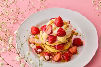 J.S. PANCAKE CAFE 再次推出 Amaou 草莓千層鬆餅，迎接春天