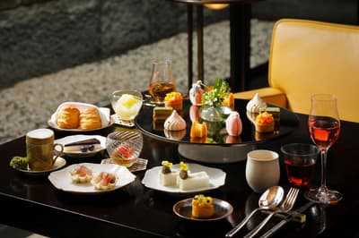 京都柏悅酒店「The Living Room」推出兩款夏日限定下午茶 — SUNLIT 與 AFTERGLOW — 以瞬息萬變的夏日天空為靈感