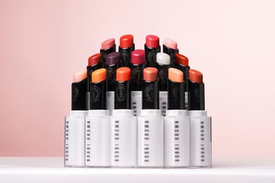 閃耀光芒，綻放色彩。Extra Lip Tinted Balm 和 Extra Blushing Lip Oil 隆重上市！