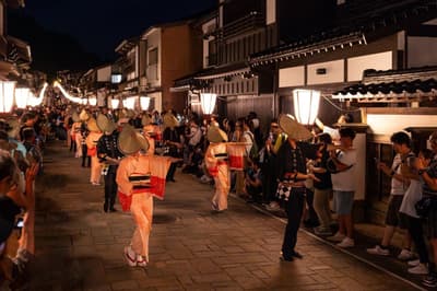 Toyama en septiembre: el festival Owara Kaze no Bon, senderismo refrescante por la montaña y los primeros sabores del otoño