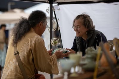 El festival de cerámica de otoño Utsuwa Sagashi en Toki, Gifu, ofrece cinco sedes principales y autobuses circulares gratuitos el 24 y 25 de octubre