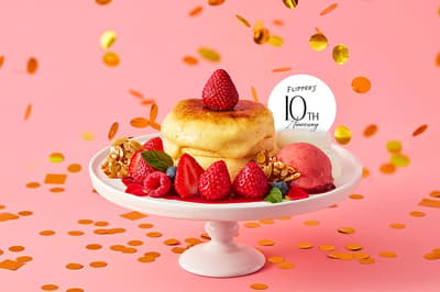 FLIPPER'S Merayakan Ulang Tahun ke-10 dengan Pancake Soufflé Stroberi dan Persik Baru