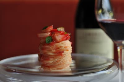 RISONARE春季限定晚餐登场，日本四处度假村以时令草莓与春蔬献上全新菜单