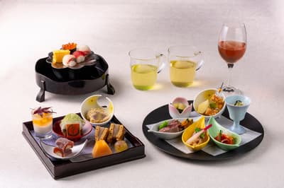 El Japanese Afternoon Tea del Tokyo Prince Hotel combina Wagashi de otoño de Minamoto Kitchoan con bocados Washoku
