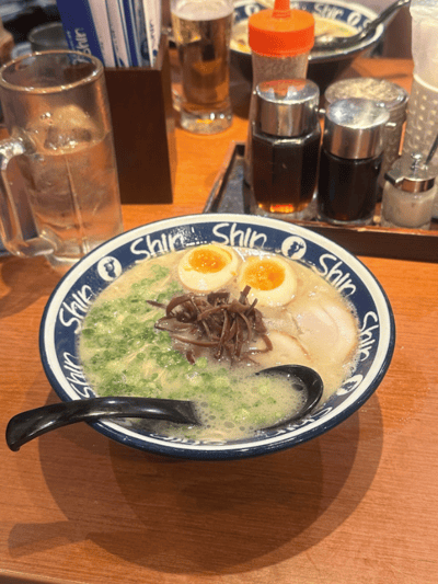 我尝试了福冈的当地特色豚骨拉面🍜