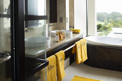 The Ritz-Carlton, Okinawa Meluncurkan Paket Menginap Terbatas "d'Alba Collaboration Room" dengan Merek Kecantikan Vegan Premium d'Alba