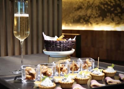Kitanokaze Saryo di Hakone Merayakan Hari Jadi ke-15 pada 8 Oktober Dengan Sampanye Selamat Datang dan Hors d'Oeuvres di Lounge
