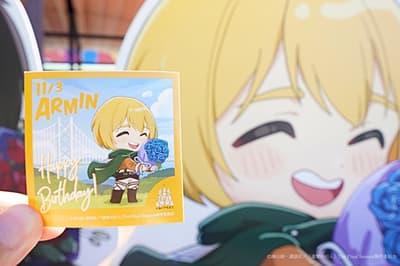 Celebre el cumpleaños de Armin Arlert en la isla de Awaji con un adhesivo de Attack on Titan × Nijigen no Mori, a partir del 3 de noviembre