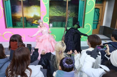 《魔法坏女巫》庆典回归日本环球影城，与角色亲密互动