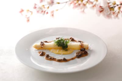 東京新大谷飯店 Bella Vista 餐廳春季限定菜單：144 公尺高空品嚐白蘆筍與櫻花蝦