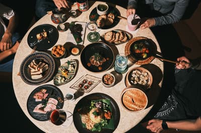 位於那霸的 NÜCHI by WPÜ 推出新菜單，並提早於下午 5 點開始營業