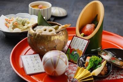 琵琶湖飯店推出百人一首午餐，慶祝春季詩歌與近江牛美食