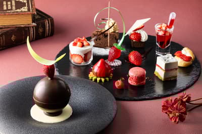 新橫濱王子大飯店推出草莓甜點拼盤，搭配巧克力鍋風格甜點