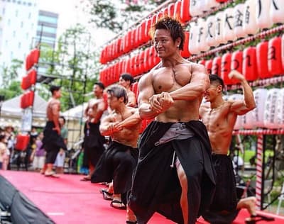 ALL OUT肌肉表演团回归中野盂兰盆舞节，带来“肌肉盂兰盆舞”与泼水狂欢收尾