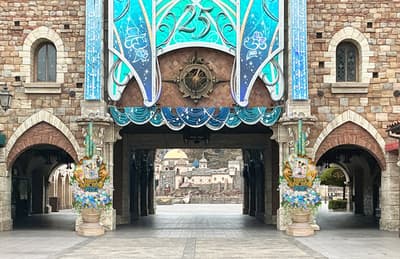 Tokyo Disney Resort Merayakan Tahun Baru dengan Sapaan Karakter, Kembang Api, dan Menu Spesial