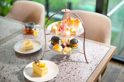 名古屋皇家花園ICONIC酒店推出夏季「THE 7th Afternoon Tea」，獻上水蜜桃與芒果盛宴，並附贈TWG茶飲無限暢飲