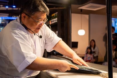 오후로 카페 하쿠쥬노유, 히라누마 수산과 협업하여 육상 양식 장어 해체 쇼 및 가바야키 무료 시식회 개최