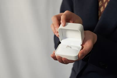 El Umeda Hankyu Bridal Club de la tienda principal Hankyu Umeda sugiere empezar a buscar anillos de compromiso en octubre para Navidad
