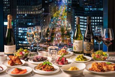 THE C's SKY DINING en Candeo Hotels Osaka The Tower ofrece a los clientes primerizos un bufé de cena con descuento gracias al "Dinner Debut Plan"