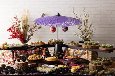 La popular marca de catering de Kioto, Link Catering, presenta un nuevo plan de estilo japonés con sombrillas wagasa y decoración textil tradicional